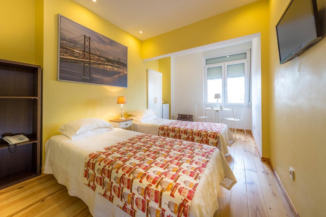 Quarto Superior com 2 Camas de Solteiro e Vista do Rio